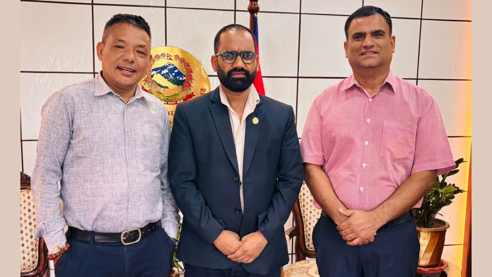 भोटेकोशी विपद्पछि पर्यटन पुनरुत्थानमा विश्वभरका नेपाली परिचालन गर्न मन्त्री पौडेल समक्ष सापकोटाको सुझाव